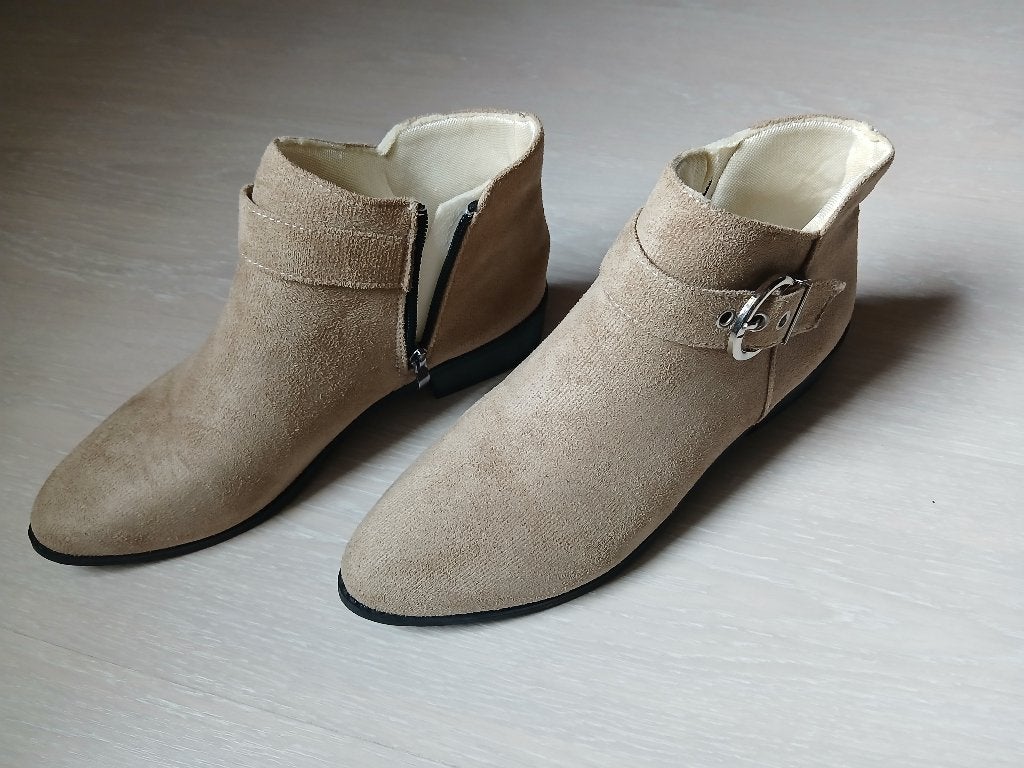Enkellaarsjes beige mt43 suède look (NIEUW), Beige, Lage of Enkellaarzen, Nieuw, Ophalen of Verzenden