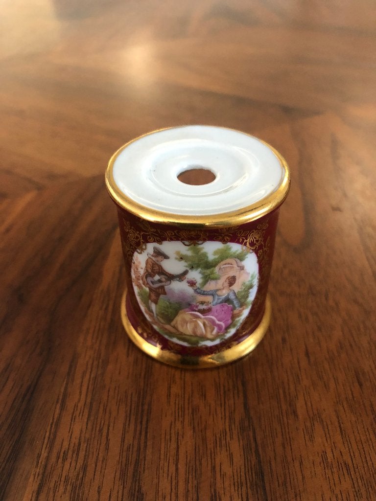 Antieke Porseleinen Vingerhoed met Romantische Scène, Ophalen of Verzenden