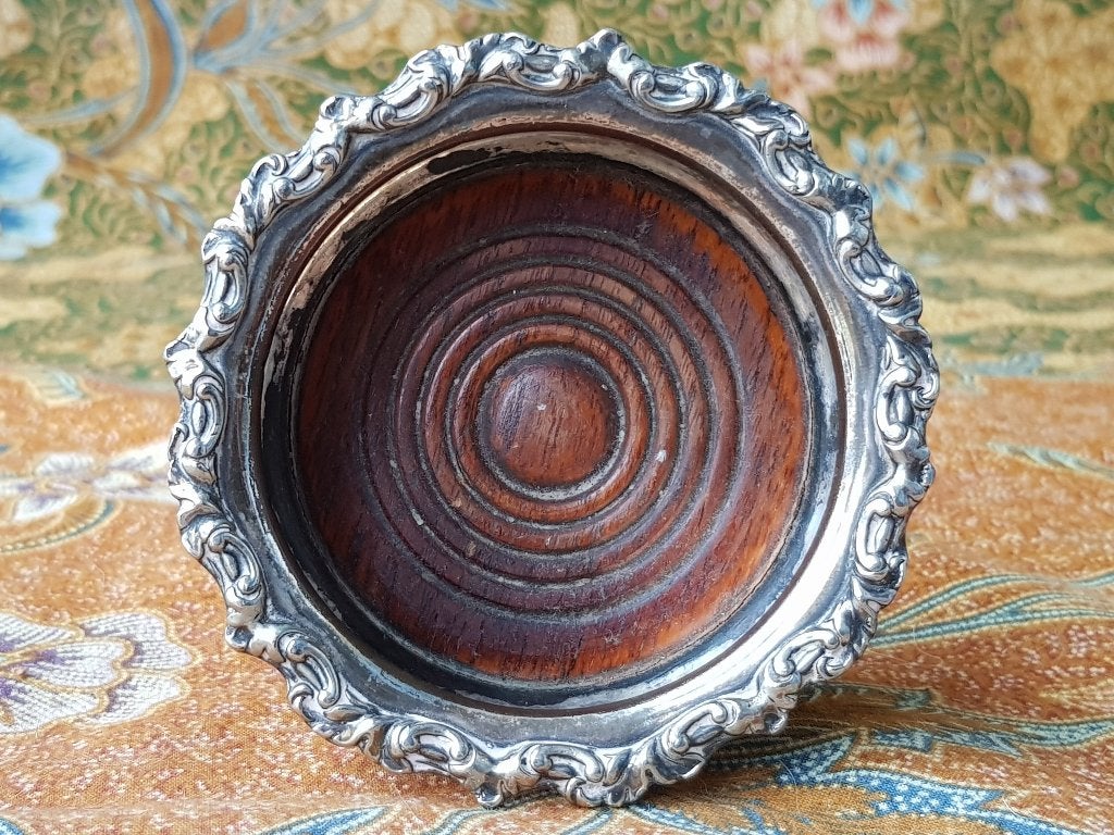 Antieke Engelse onderzetter van mahoniehout en silverplate.