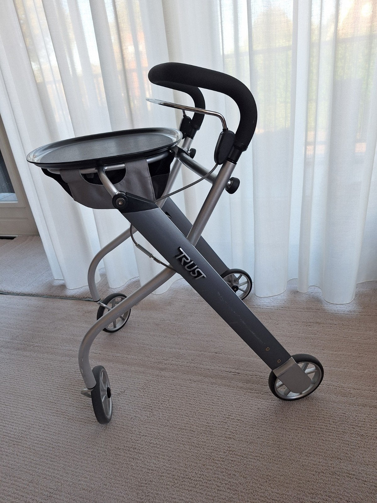 Binnen rollator Trust met dienblad, Diversen, Ophalen