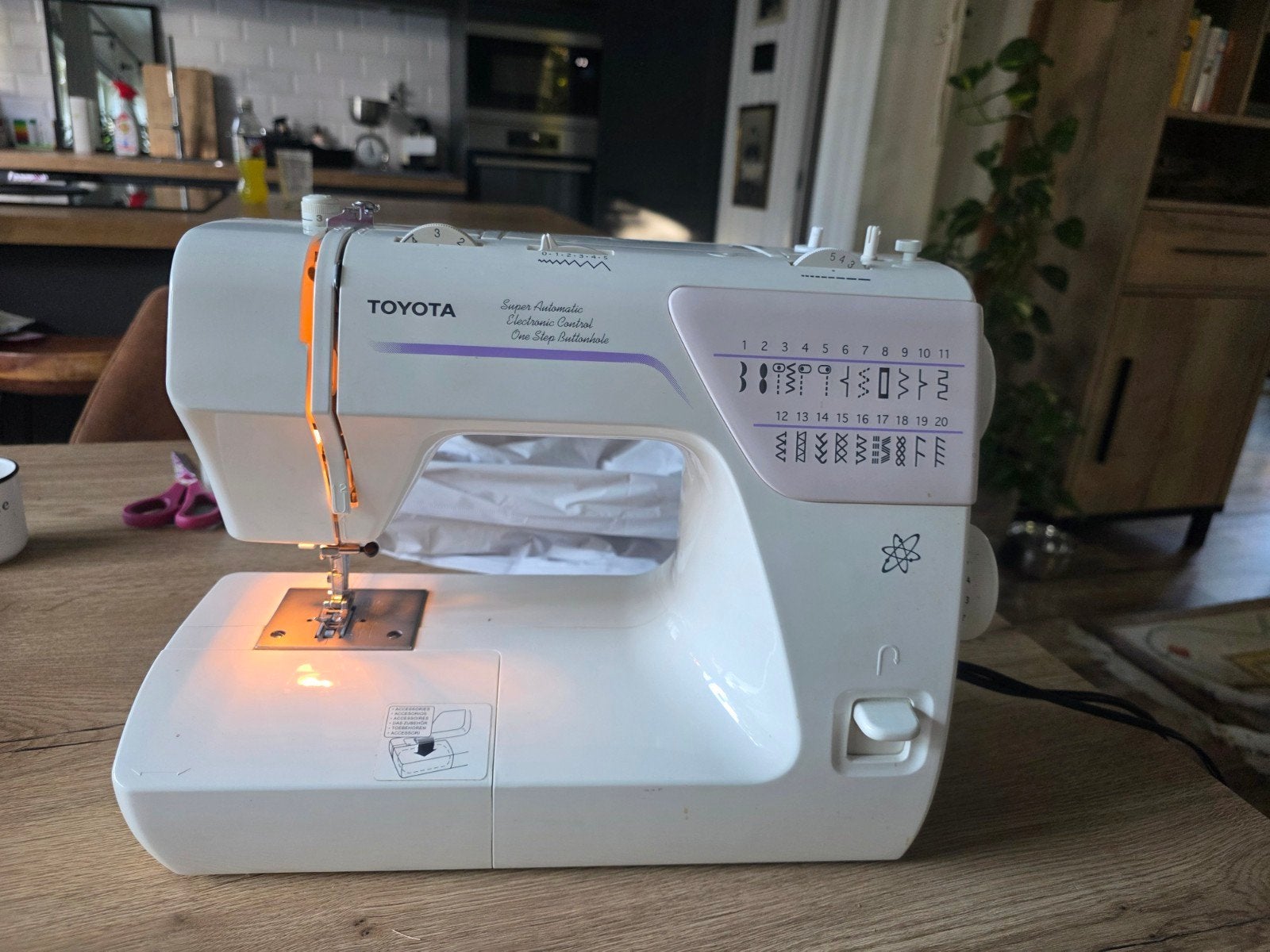 Naaimachine Toyota, Ophalen of Verzenden, Zo goed als nieuw, Naaimachine, Overige merken