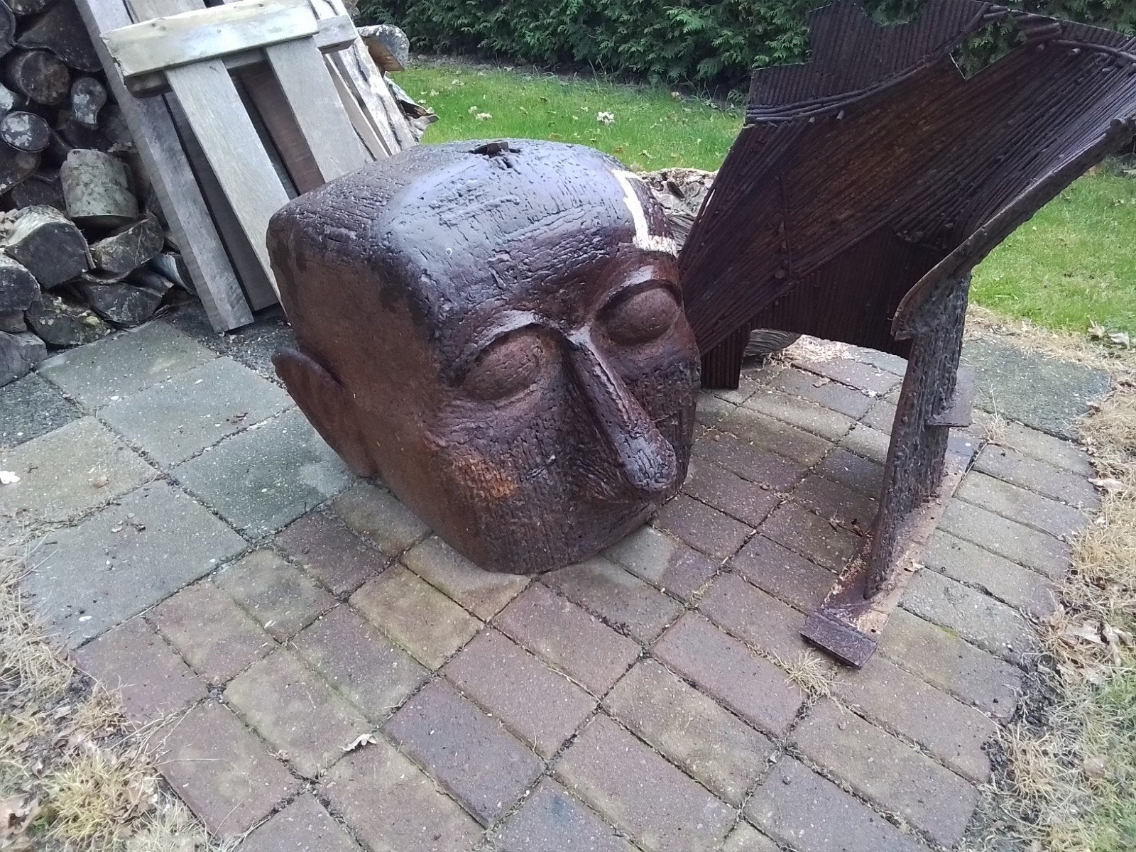 Groot  ijzeren hoofd sculptuur - Uniek kunstwerk, Handgemaakt, Beeld, Hout, Bruin