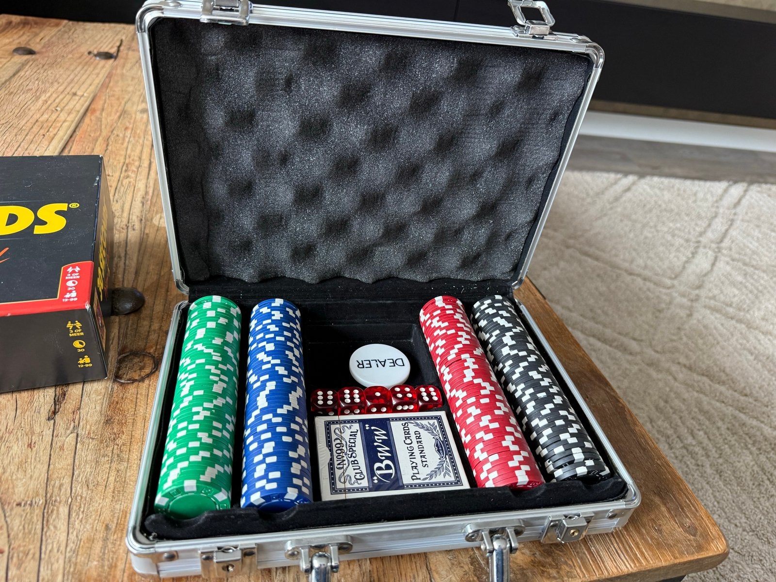 Pokerset in aluminium koffer met fiches, kaarten en dobbelst, Drie of vier spelers, Ophalen of Verzenden, Gebruikt