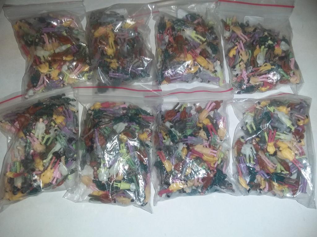 100x staande poppetjes - HO  8 EURO EEN ZAKJE
100 x staande, Overige merken, Gelijkstroom of Wisselstroom, Brug, Tunnel of Gebouw