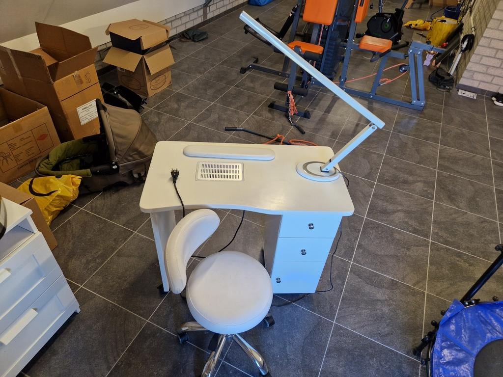 Zo goed als nieuw Nageltafel met afzuiging, ledlamp en stoel, Ophalen, Gebruikt
