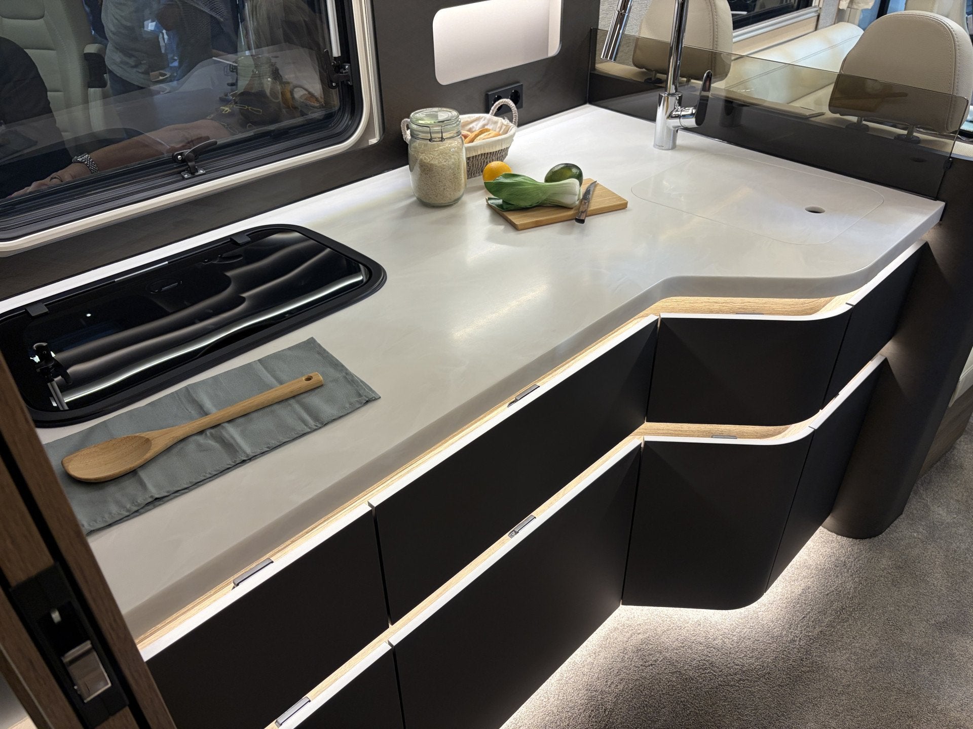 Morelo PALACE 88 LK 210pk Aut Retarder Hefbed echt Glas Rame, Caravans en Kamperen, Diesel, 8 tot 9 meter, Mark@niesmannbischoff.nl