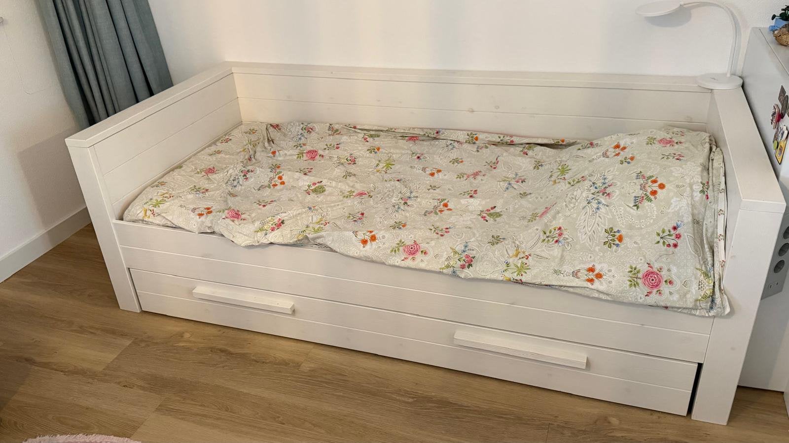 Bedbank met onderbed van Woood. 90x200, Ophalen, 85 tot 100 cm, Zo goed als nieuw, Lattenbodem