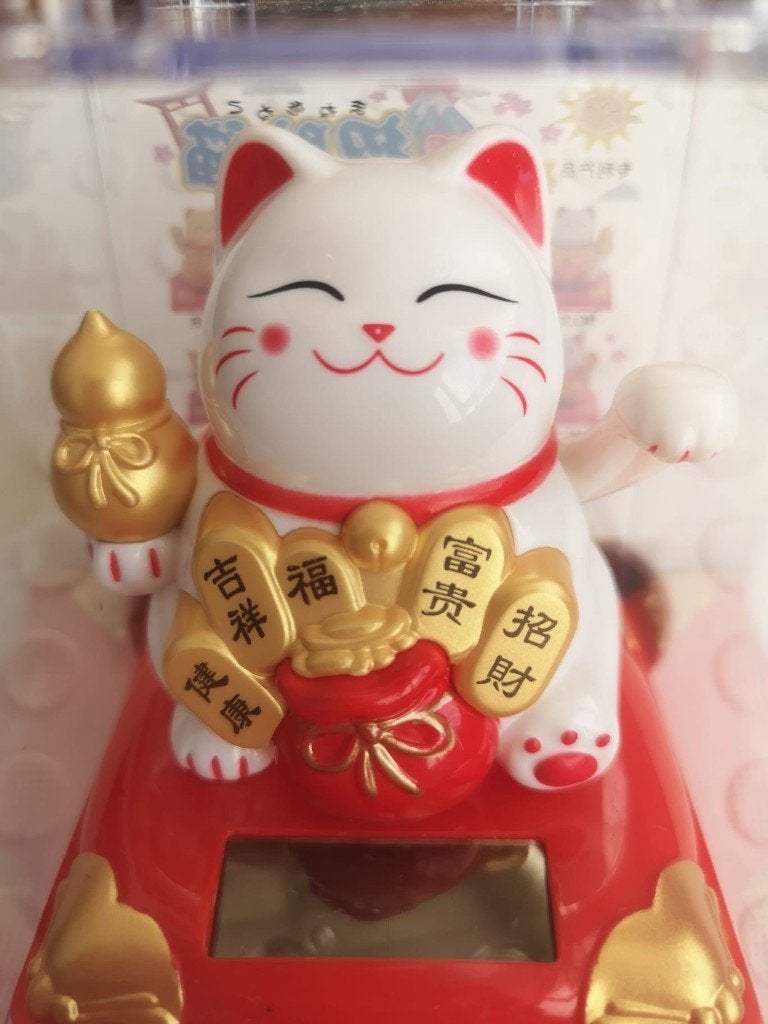 Maneki Neko (Witte gelukskat) op kussen, zonne-energie, Ophalen of Verzenden, Nieuw, Hond of Kat, Beeldje of Figuurtje