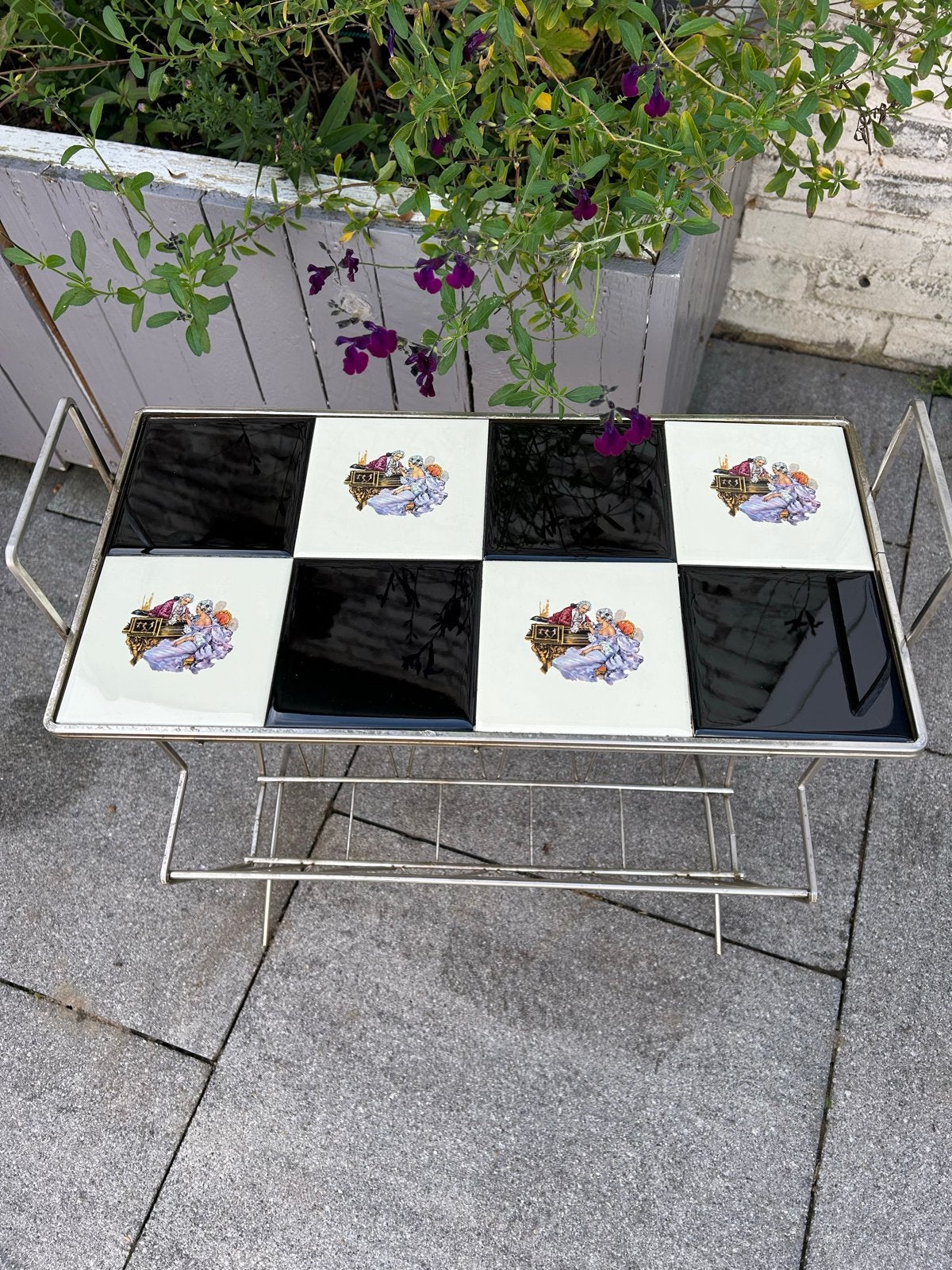 Vintage/retro bijzettafel/lectuurbak met tegeltjes, Huis en Inrichting, Minder dan 55 cm, Gebruikt, Metaal of Aluminium, Ophalen