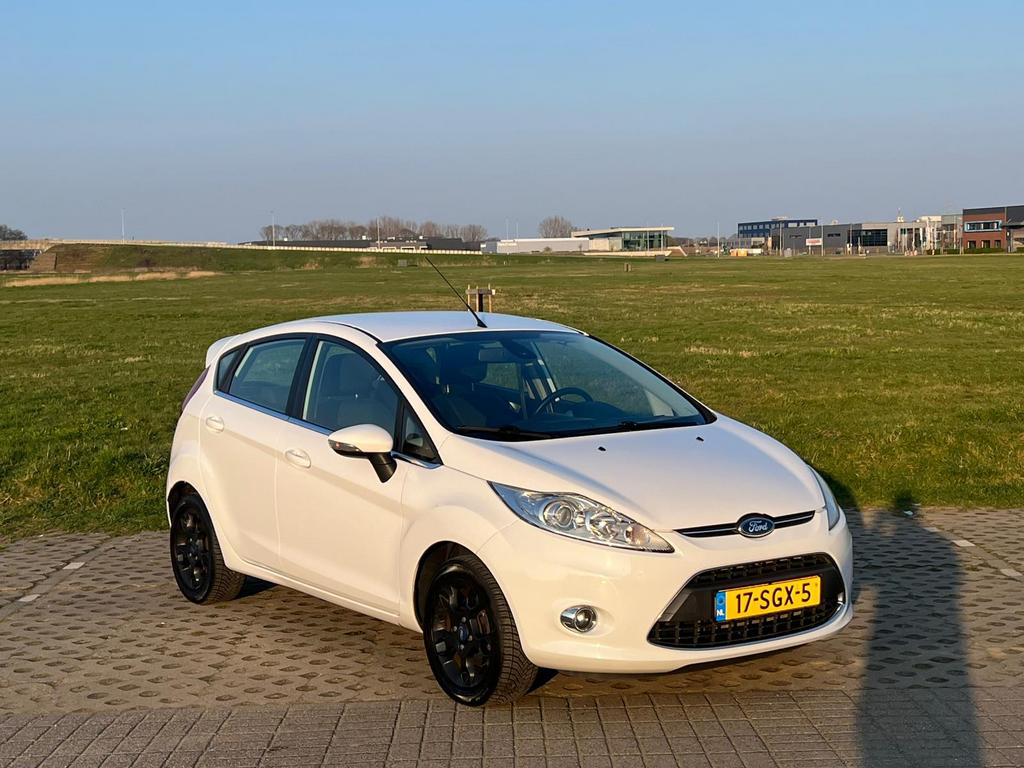 Ford Fiësta 1.25 Titanium/cruise/Sony/trekhaak/bluetooth/aux, Auto's, Voorwielaandrijving, Euro 5, Stof, 4 cilinders