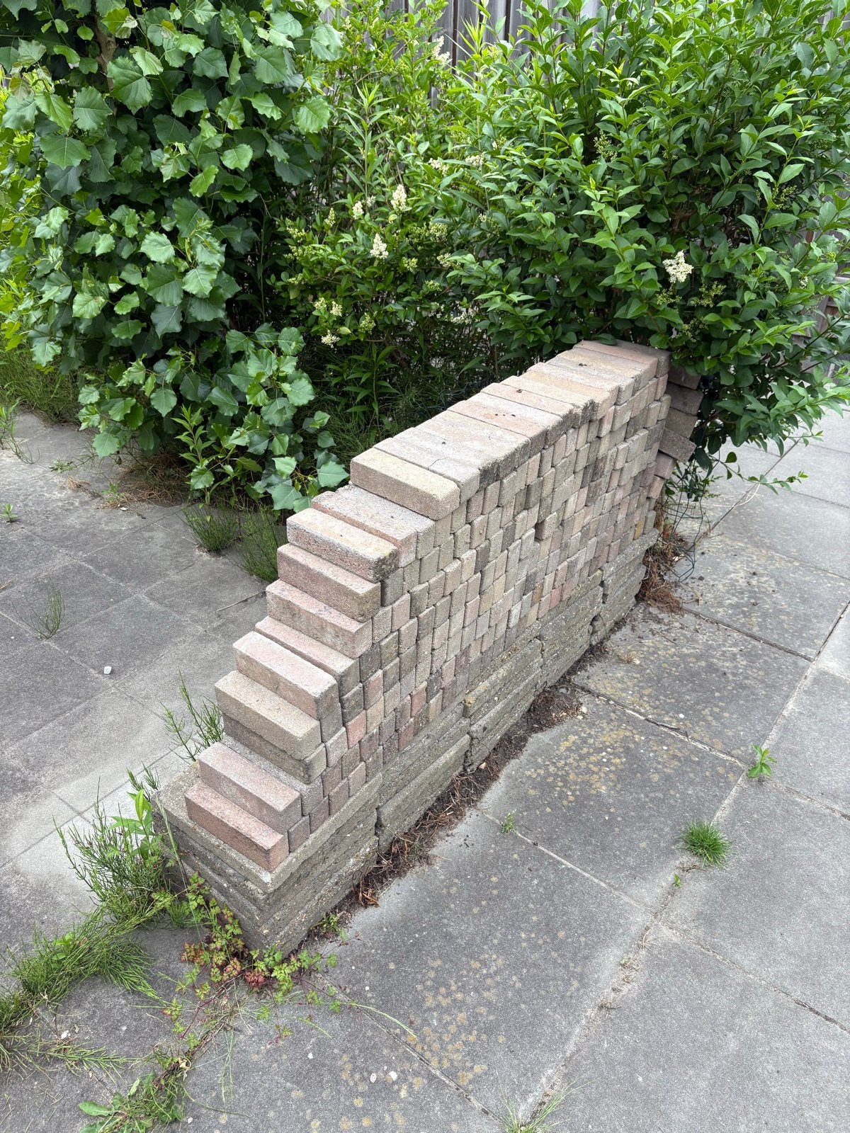 Gebruikte bakstenen en betontegels voor tuin of oprit, Doe-het-zelf en Verbouw, Ophalen, Gebruikt, Bakstenen