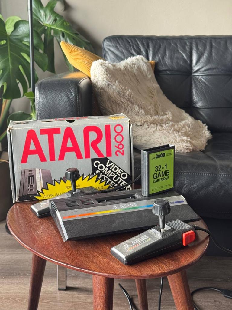 Atari 2600 with controllers, Spelcomputers en Games, Spelcomputers | Atari, Ophalen, Met 2 controllers, Atari 2600, Gebruikt