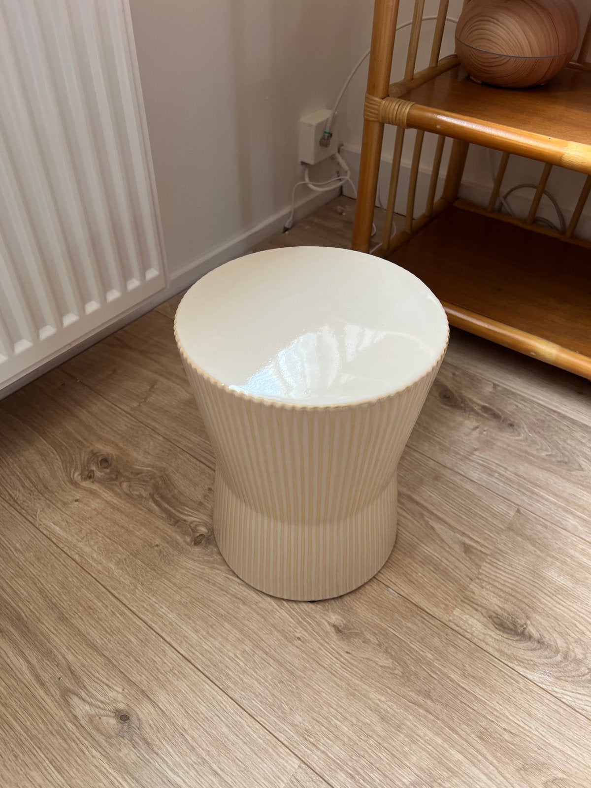 JYSK Sigmund Pedestal - Crèmekleurige bijzettafel/kruk, Ophalen of Verzenden, Zo goed als nieuw, Overige materialen