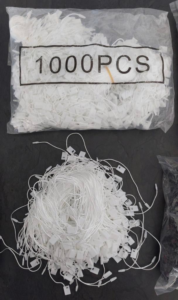 1.000 stuks witte
hangtag koordjes met
kliksluiting, Hobby en Vrije tijd, Ophalen of Verzenden, Nieuw