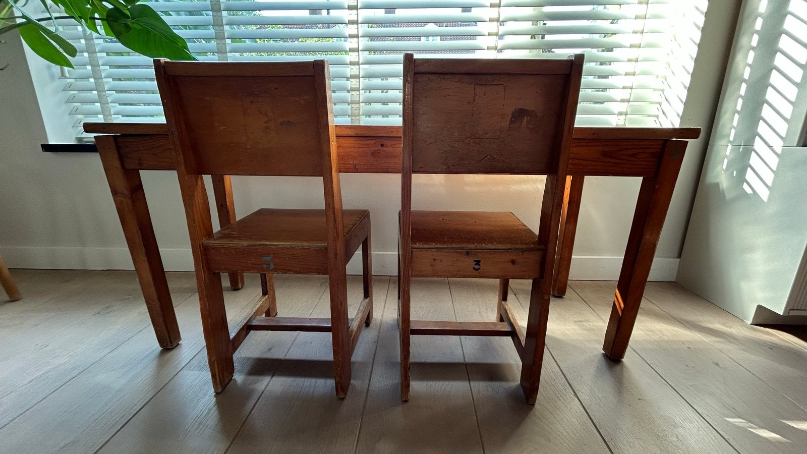 Vintage kleuter schoolbank met twee stoelen, Ophalen
