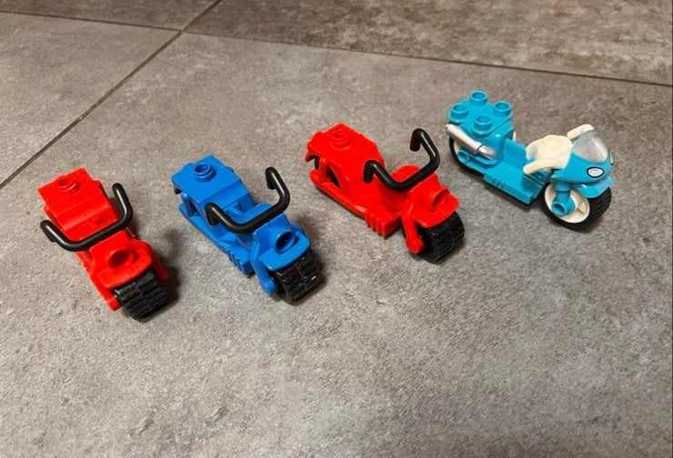 Set van 4 Duplo motoren in verschillende kleuren, Kinderen en Baby's, Speelgoed | Duplo en Lego, Ophalen of Verzenden, Gebruikt