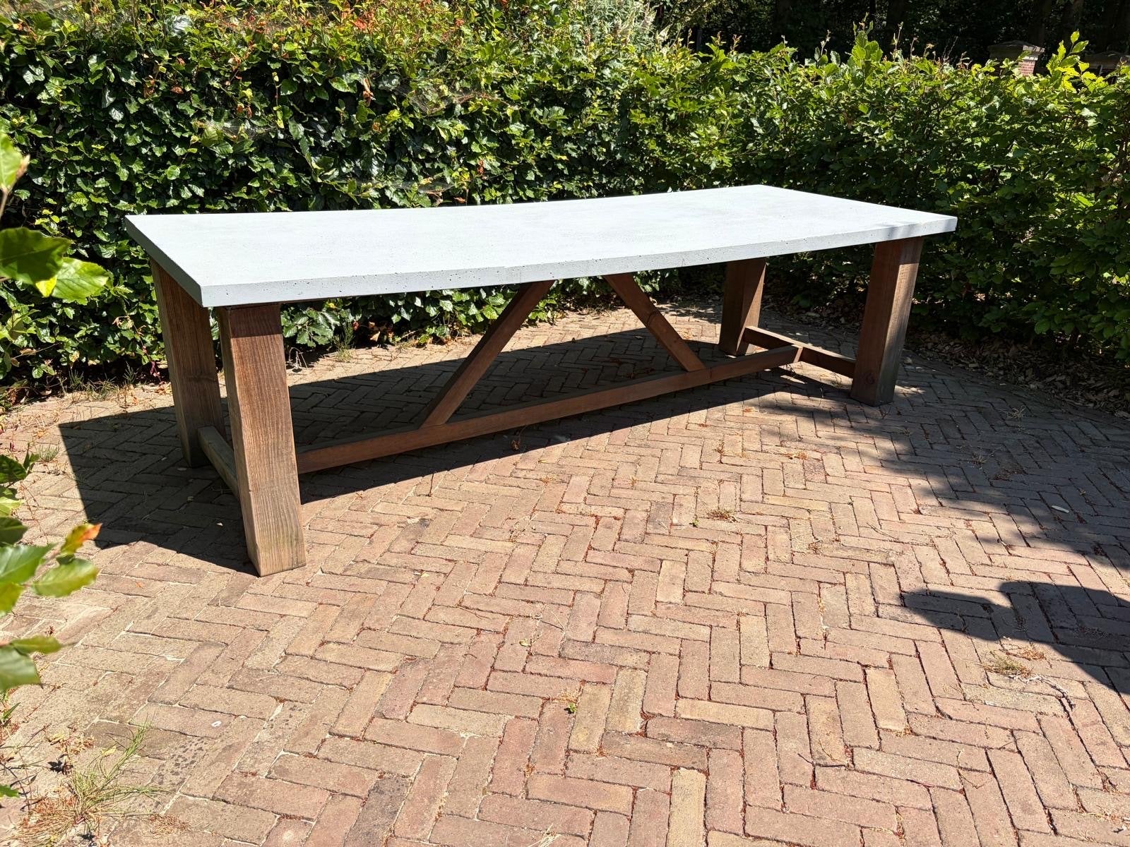Landelijk tuintafel met houten onderstel en betonnen blad, Tuin en Terras, Tuintafels, Ophalen, Zo goed als nieuw, Rechthoekig