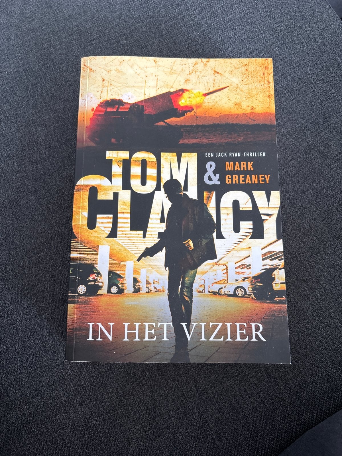 Tom Clancy & Mark Greaney - In Het Vizier (Jack Ryan), Boeken, Ophalen of Verzenden, Gelezen, Nederland
