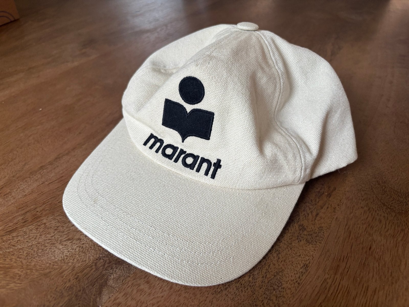 Isabel Marant “Capy” pet wit met zwart logo, Kleding | Dames, Hoeden en Petten, Ophalen of Verzenden, Zo goed als nieuw, One size fits all