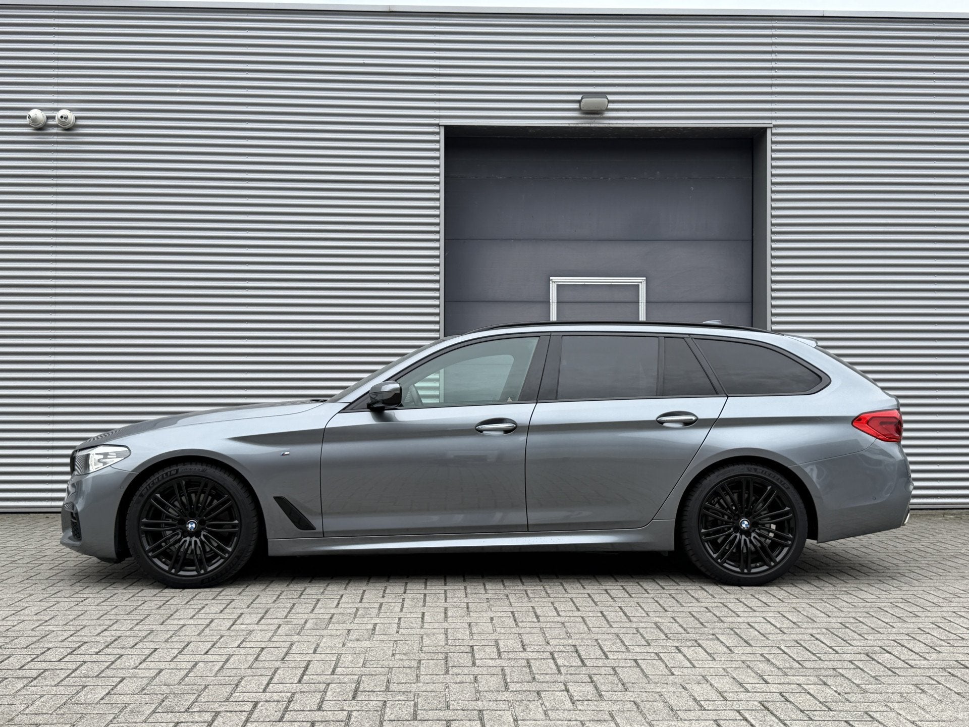 BMW 5 Serie Touring 520d High Executive Aut. I M-Pakket I Na, Auto's, Automaat, Dealer onderhouden, Achterwielaandrijving, Leder en Stof