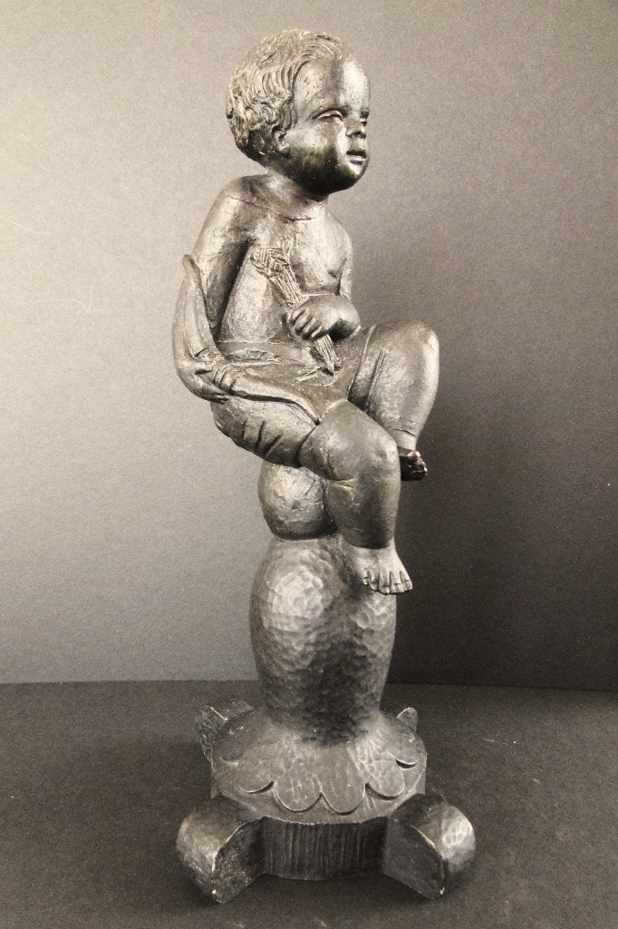Sculptuur van een zittende putto op een bewerkte sokkel,, Ophalen of Verzenden, Gebruikt, Mens