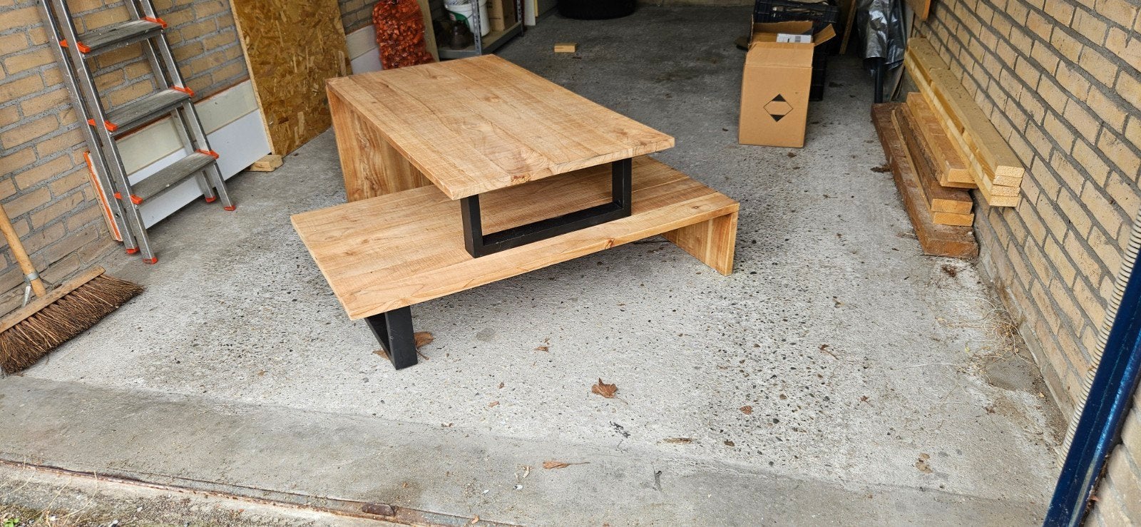 Robuuste houten salontafel met metalen onderstel, Huis en Inrichting, Overige houtsoorten, 100 tot 150 cm, Industrieel, Modern
