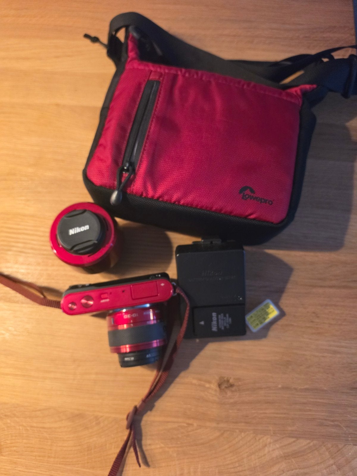 Nikon 1 J1 Systeemcamera Rood met 10-30mm lens en tas, Zo goed als nieuw, 4 t/m 7 keer, Systeemcamera, Ophalen