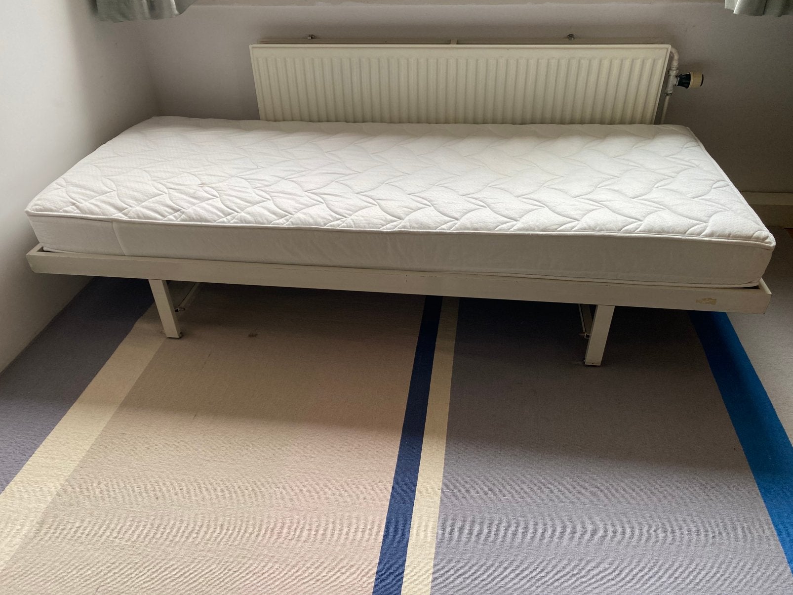 Bed auping eenpersoons met matras zo goed als nieuw (zgan), Ophalen, 90 cm, Eenpersoons, Wit