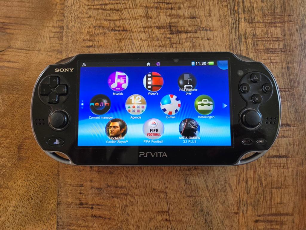 Playstation Vita PCH-1004 complete set met 3 spellen, Ophalen, Zo goed als nieuw
