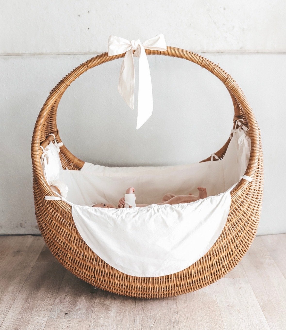 Rotan wiegje met witte bekleding, Ophalen, Zo goed als nieuw, Wieg