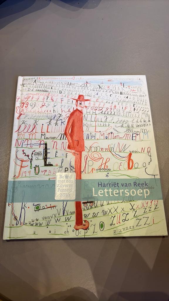 Lettersoep - Harriët van Reek (Zilveren Penseel 2016), Boeken, Ophalen of Verzenden, Zo goed als nieuw, Harriët van Reek, Prentenboek