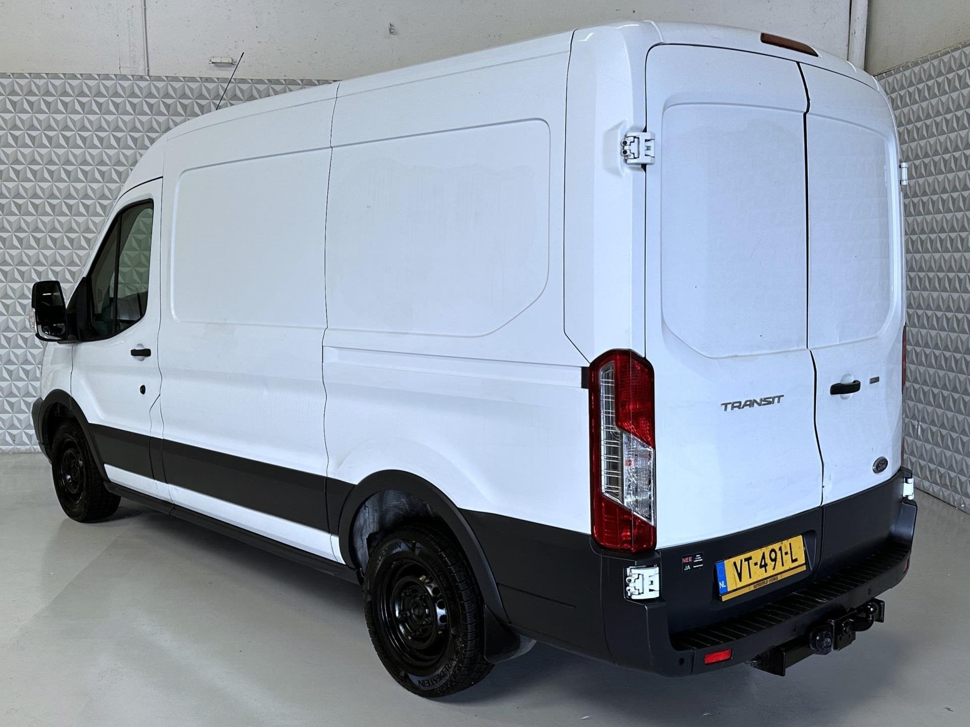 Ford Transit 310 2.2 TDCI L2H2 Airco + Parkeersensoren + Cru, Voorwielaandrijving, Gebruikt, Zwart, 4 cilinders