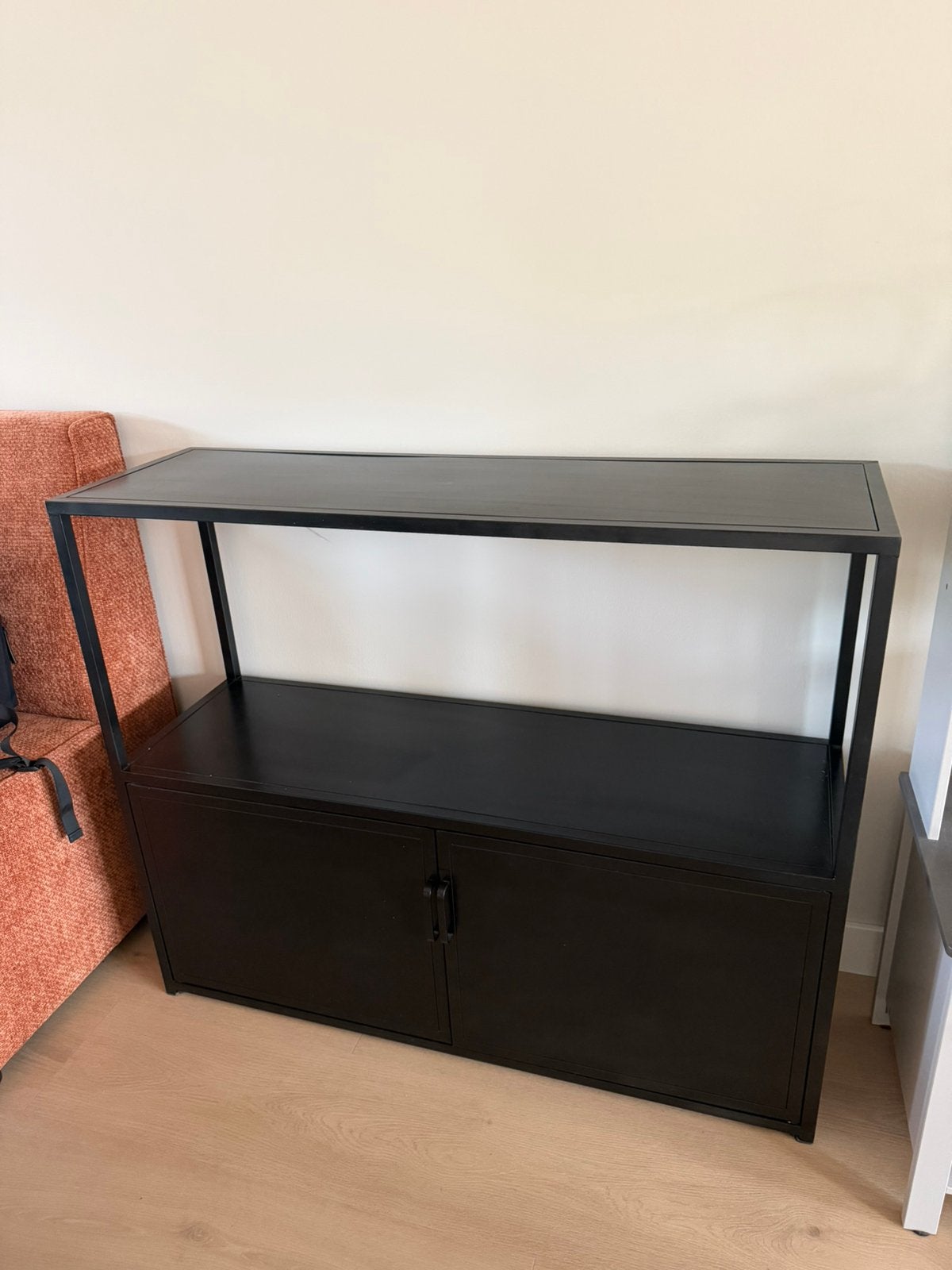 Zwarte sidetable met kast, Ophalen, Zo goed als nieuw