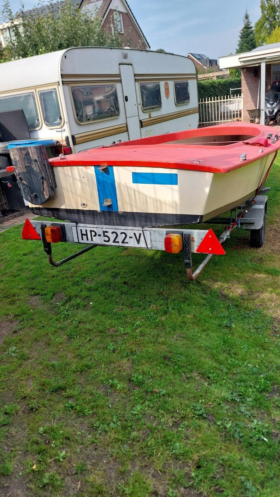Foto 3 van zeilbootje zonder mast.