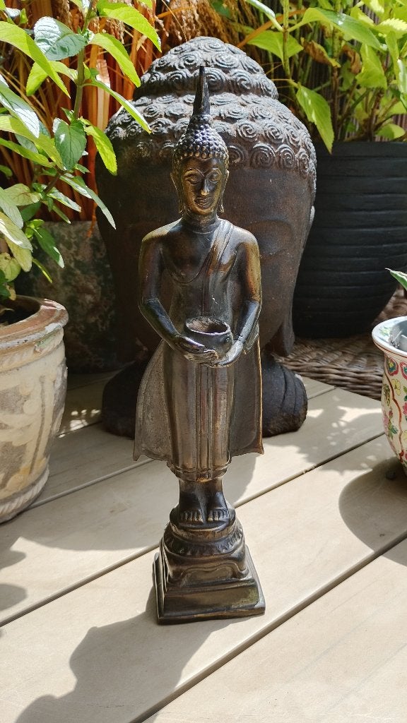 Thaise bronzen boeddha met in beide handen een bedelnap, Ophalen of Verzenden