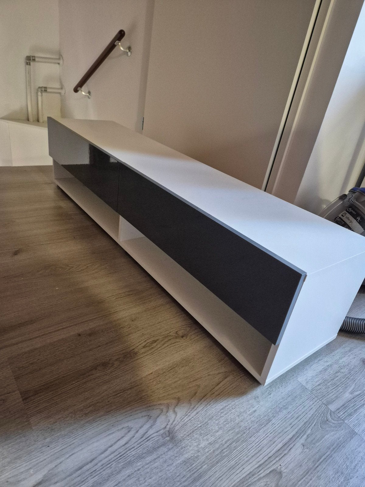 Modern wit tv-meubel met greeploze lades, Ophalen, 100 tot 150 cm, Zo goed als nieuw, Minder dan 100 cm