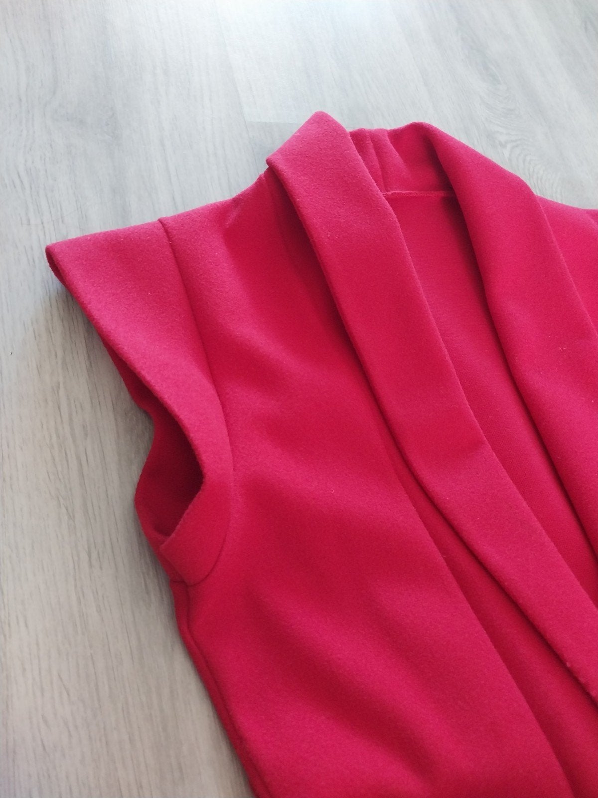 Nieuw rood mouwloos jasje/gilet met ceintuur - Maat M, Ophalen, Nieuw, Maat 38/40 (M), Rood
