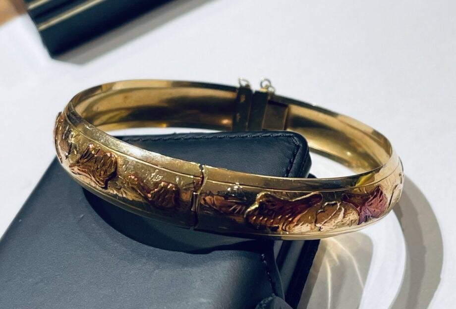 Sierlijke Brede Gouden Vintage Slavenarmband 18 KRT, Ophalen of Verzenden, Zo goed als nieuw, Info@kleenedelmetalen.nl, Goud