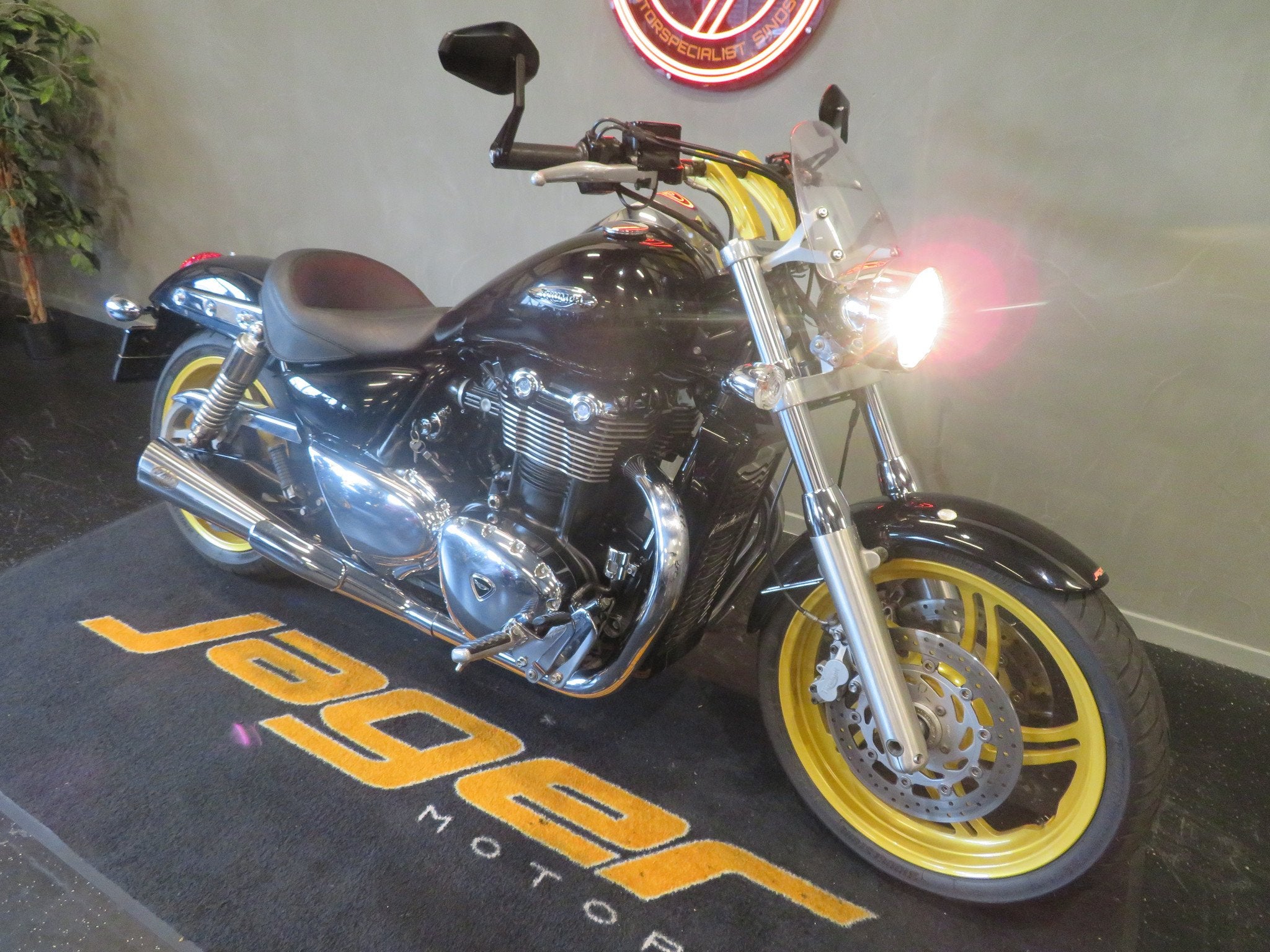 Triumph THUNDERBIRD 1600 NIEUWSTAAT! (bj 2011), Bedrijf, Chopper