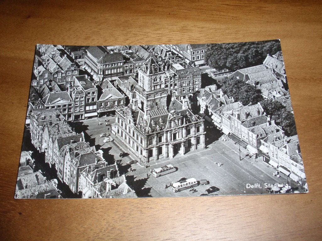 Delft Stadhuis KLM Aerocarto, Verzamelen, Ansichtkaarten | Nederland, Verzenden, 1960 tot 1980, Ongelopen, Zuid-Holland