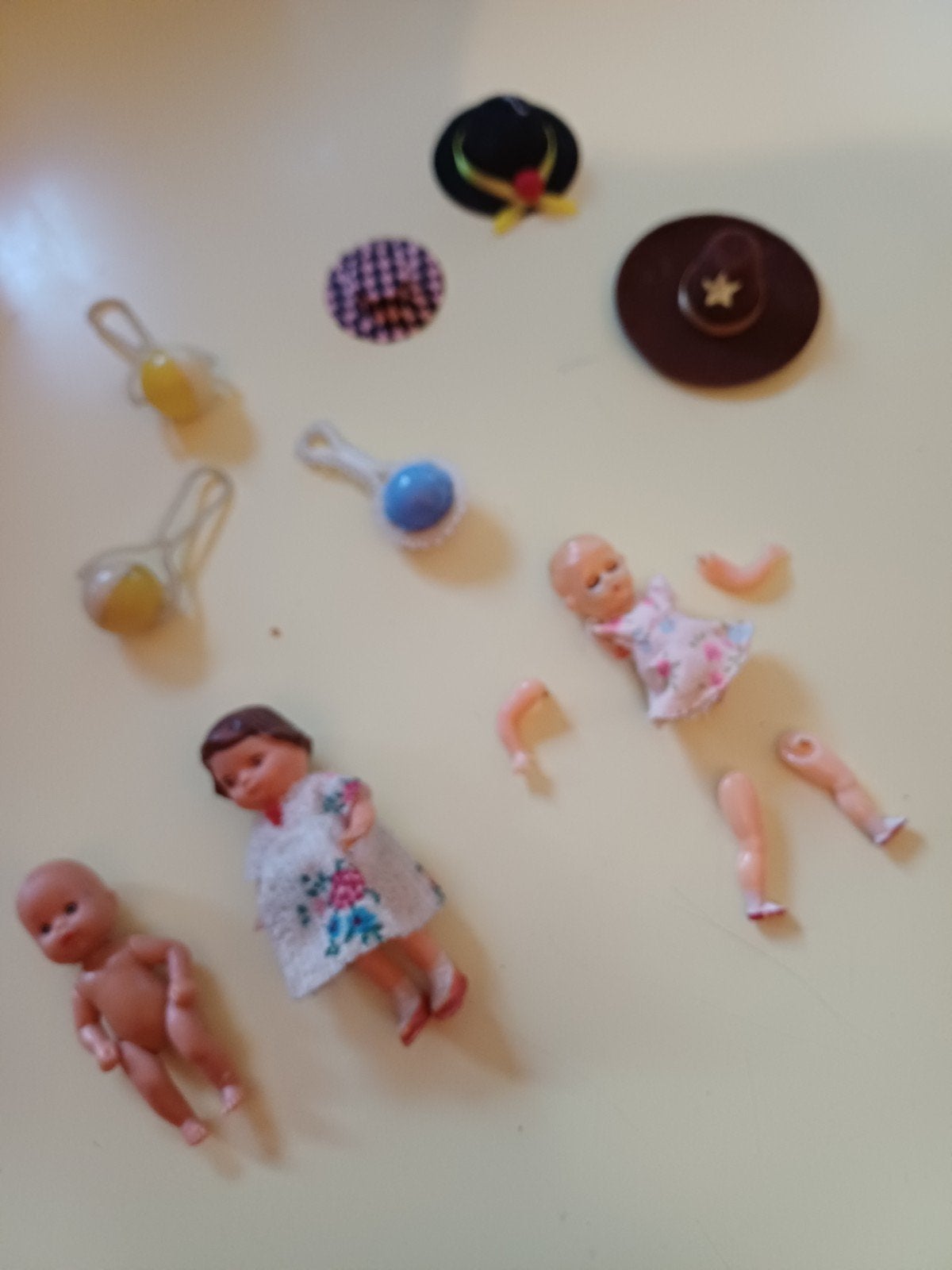 Vintage Poppenhuis spulletjes: poppen, rammelaars, hoedjes, Ophalen of Verzenden, Gebruikt
