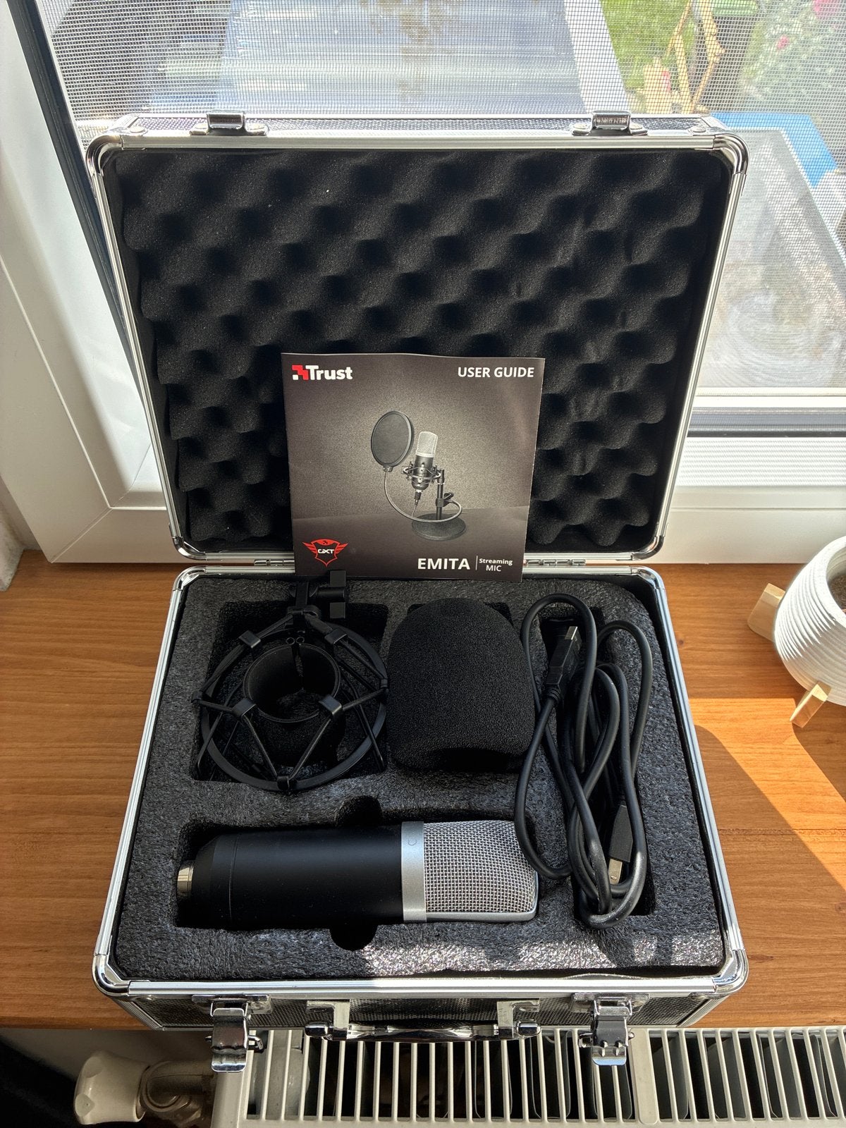 Trust Emita Streaming Microfoon met Poot enHardcase, Ophalen of Verzenden, Nieuw, Studiomicrofoon