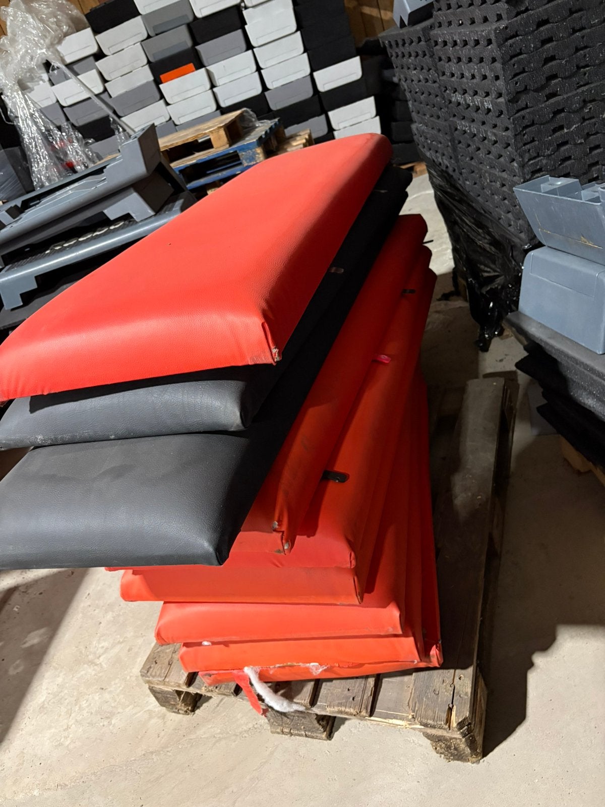 11 kussens  op houten platen voor bv bank of dergelijke, Ophalen, Gebruikt, Rood en zwart, 11 kussens