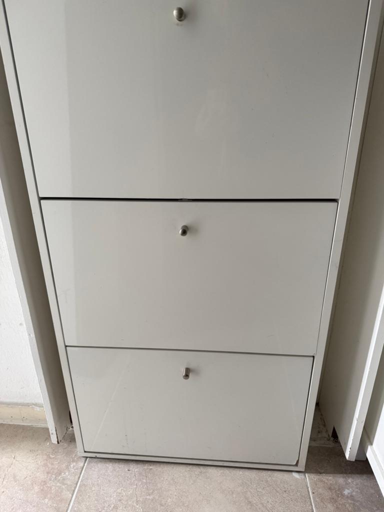 Schoenen kast, Ophalen