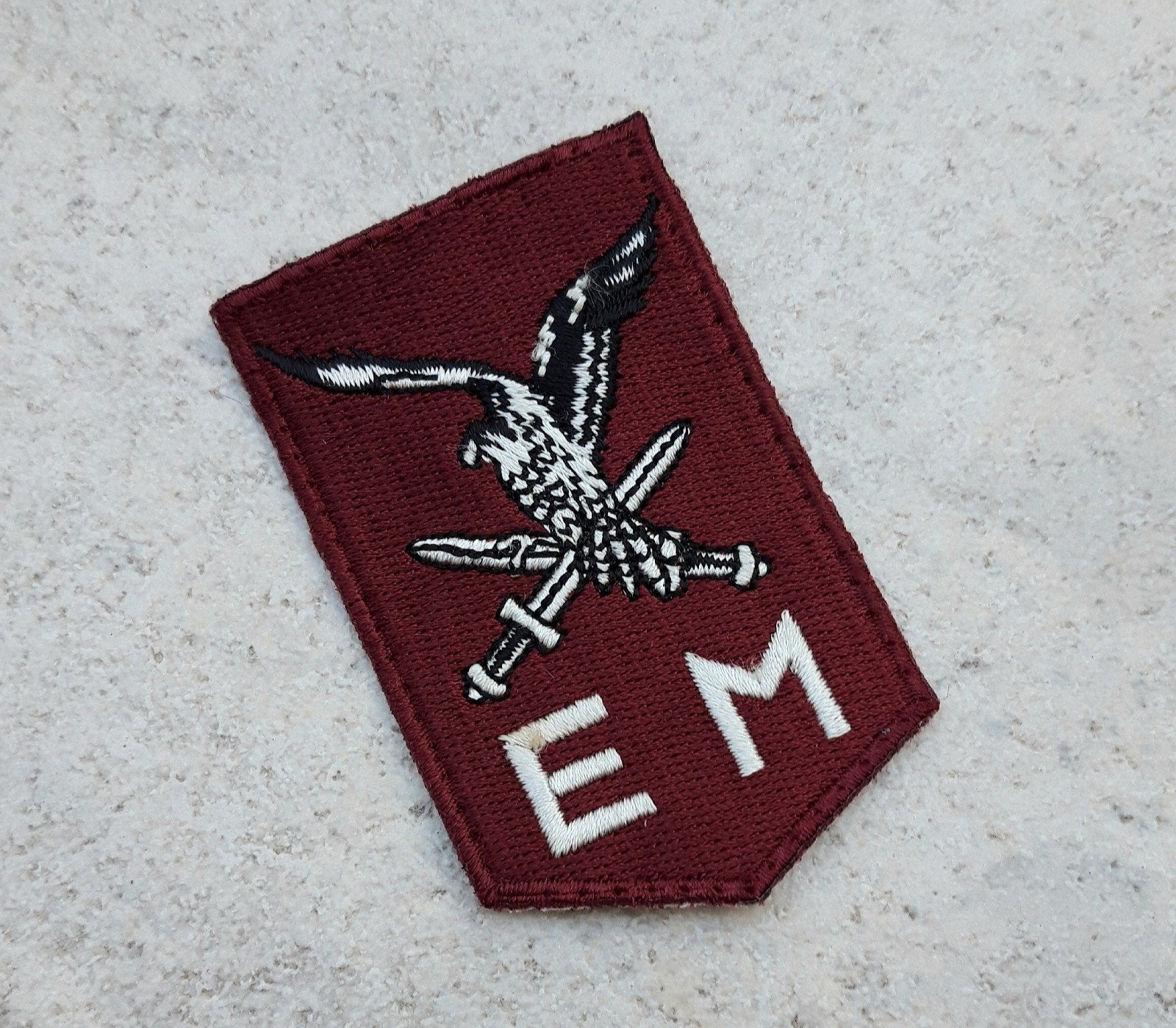 Mouwembleem DT2000, Luchtmobiele Brigade, Verzamelen, Verzenden, Landmacht, Nederland, Embleem of Badge