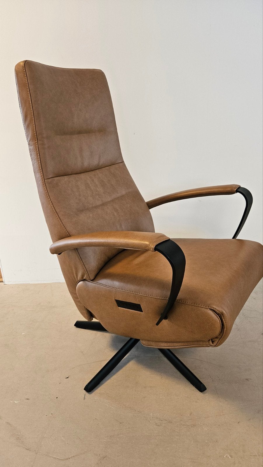 Showroom model Twice sta op fauteuil bij Zitgemak in joure, Nieuw, Ophalen of Verzenden, 50 tot 75 cm, Leer