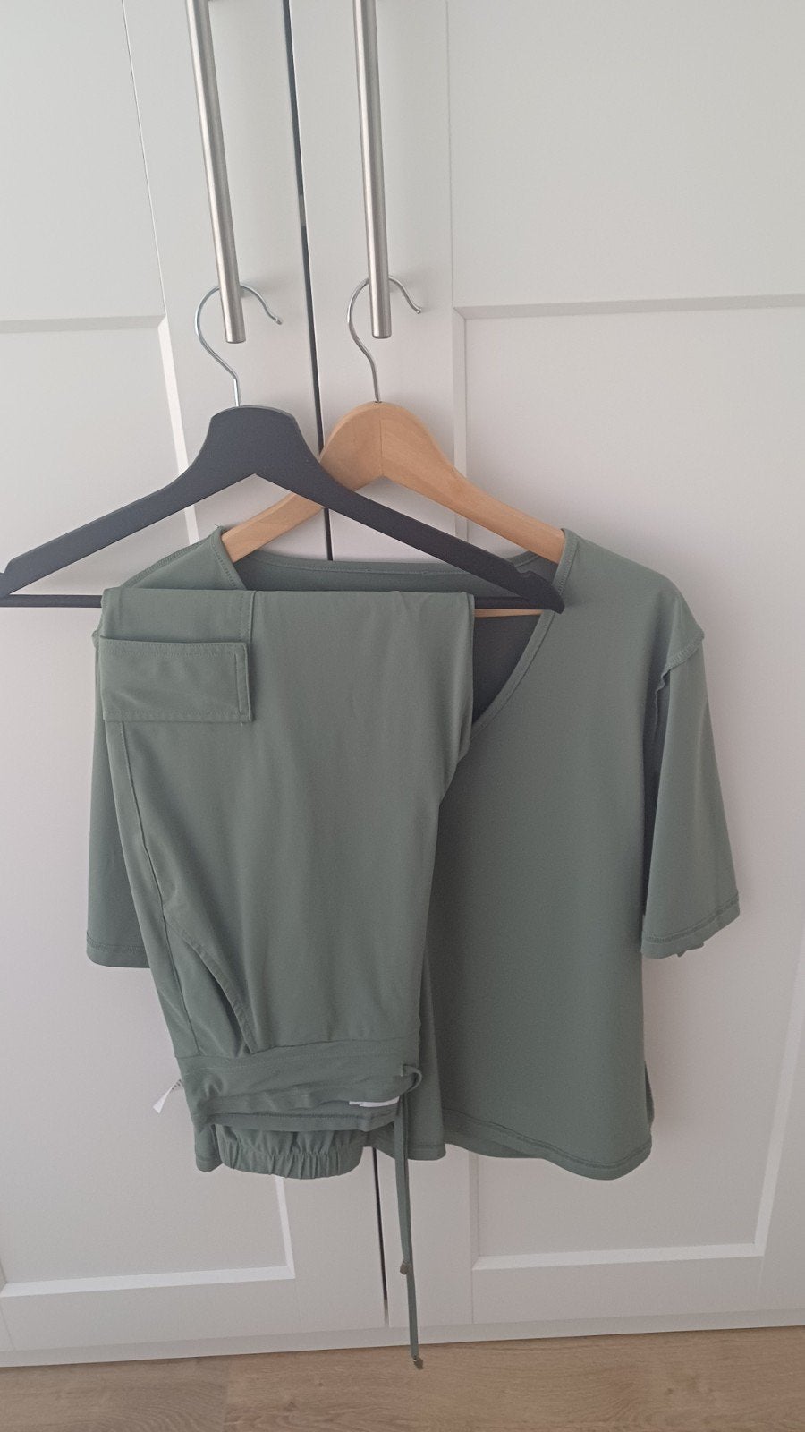 Nicolette kluijver setje, Kleding | Dames, Broeken en Pantalons, Zo goed als nieuw, Groen, Kort, Ophalen