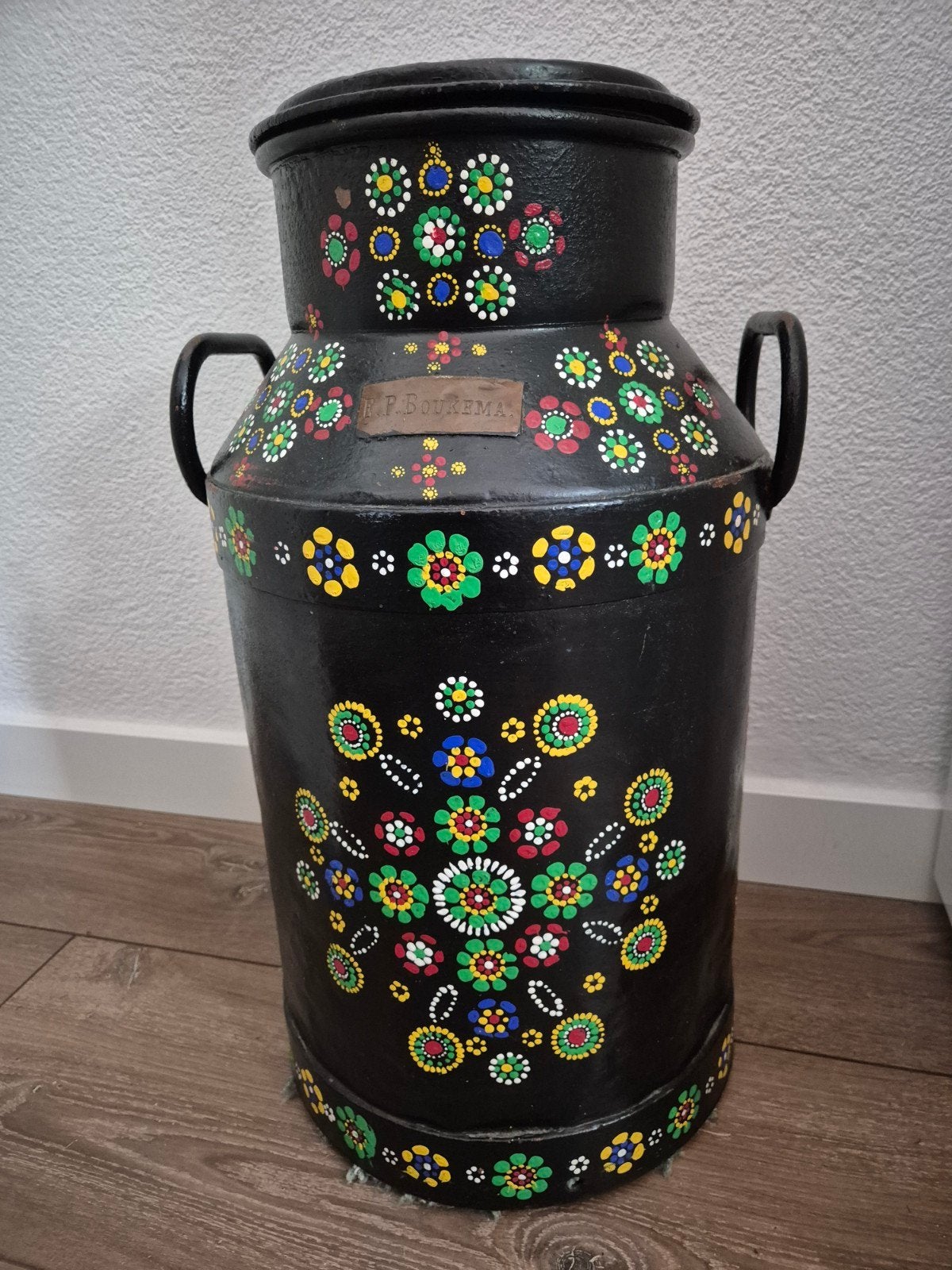 Grote ijzeren melkbus met beschilderd bloemmotief, Ophalen