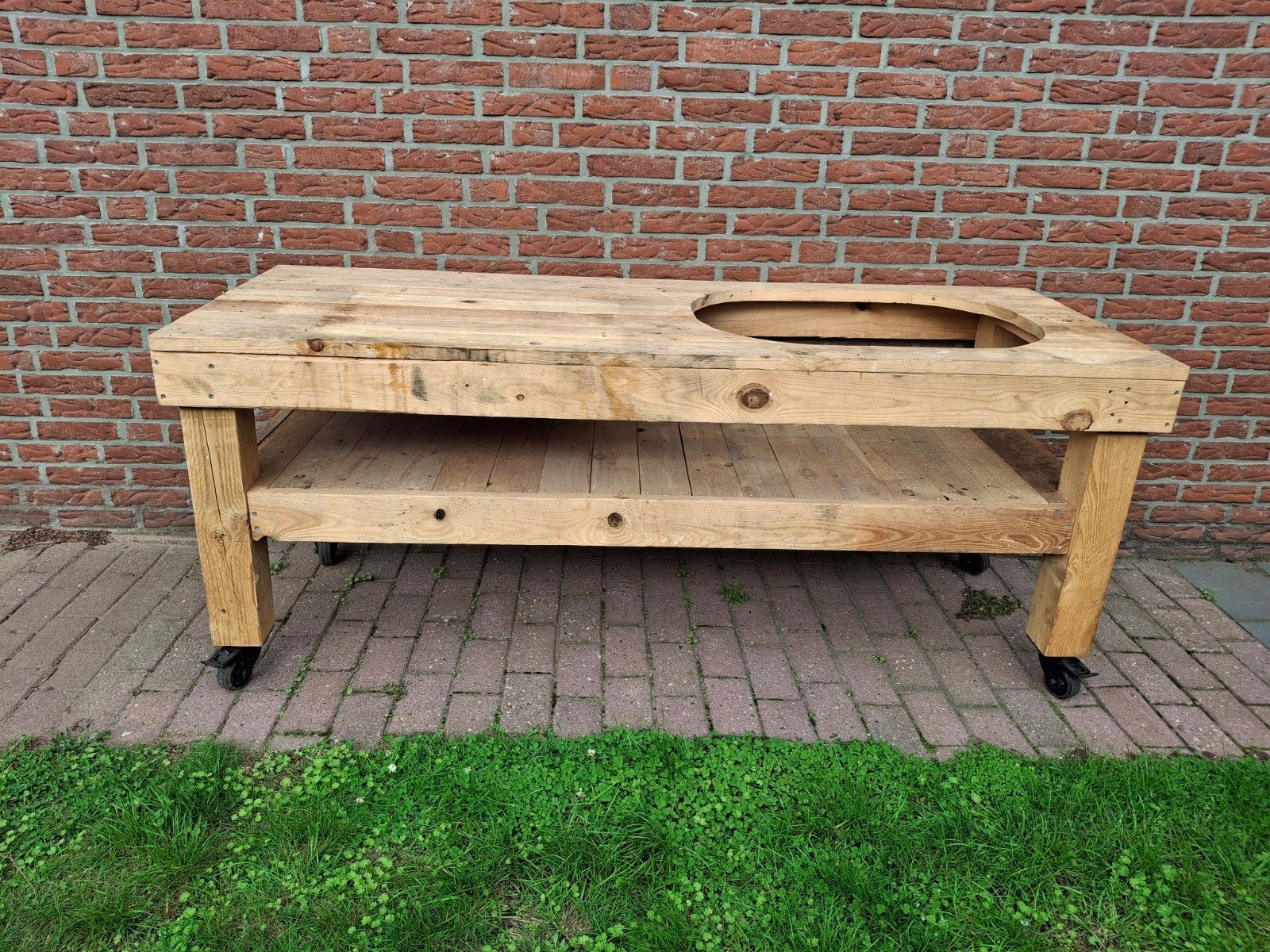 Stevige houten BBQ-tafel met wielen en uitsparing, Ophalen, Gebruikt, Houtskool, Onbekend