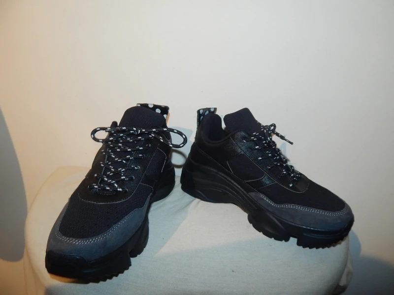 Essentiel Antwerp nieuwe sneakers witte stippen achter 36, Verzenden, Zwart, Nieuw, Sneakers of Gympen